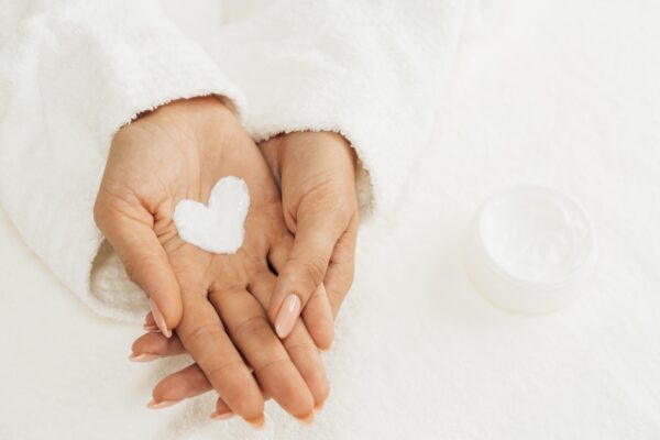 ما هو السر لبشرة نضرة وناعمة 1 nail hygiene care cream heart shape